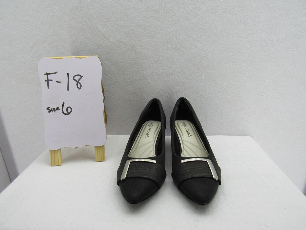 Easy Street faux suede gator pumps size 6